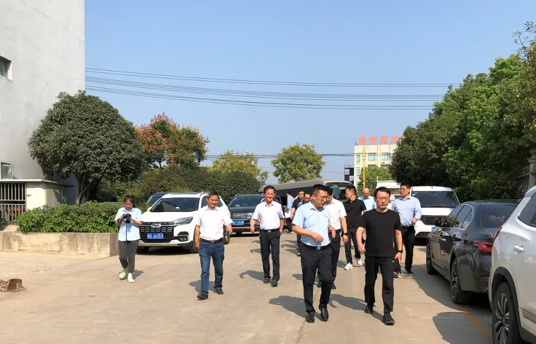 ยินดีต้อนรับ Chen Wei เลขาธิการคณะกรรมการพรรค Feixi County อย่างอบอุ่นที่มาเยี่ยมชม Anhui Autoefork Intelligent Technology Co., Ltd. เพื่อทำการสอบสวน